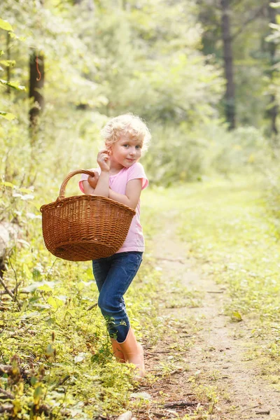 Χαριτωμένο Αξιολάτρευτο Καυκάσιος Ξανθιά Προσχολικής Ηλικίας Κοριτσάκι Picking Φρέσκο Βρώσιμα — Φωτογραφία Αρχείου