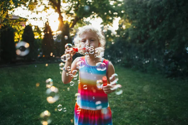 Retrato Franco Linda Niña Rubia Caucásica Divertida Soplando Burbujas Jabón — Foto de Stock