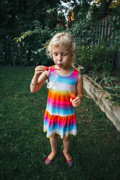 Candid Potret Lucu Kecil Pirang Lucu Kaukasia Gadis Kecil Meniup — Stok Foto