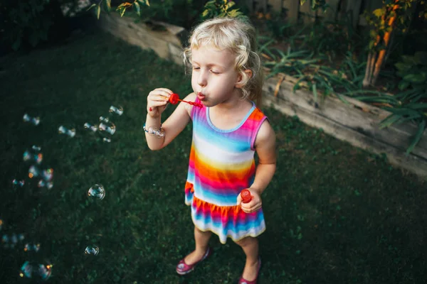 Retrato Sincero Bonito Engraçado Pequena Menina Branca Loira Soprando Bolhas — Fotografia de Stock