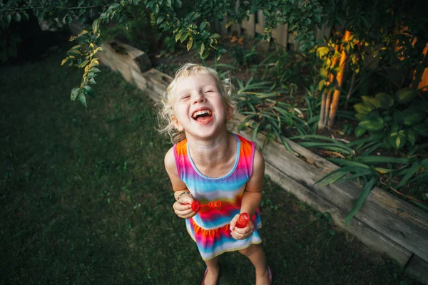 Kid Skrattar Högt Glädje Uppriktiga Porträtt Söt Rolig Liten Blond — Stockfoto