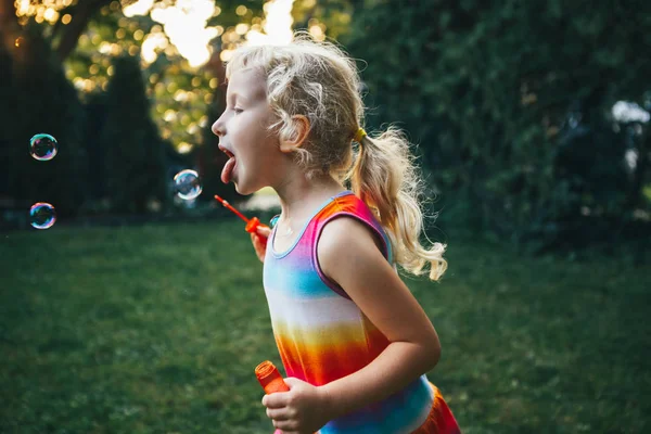 Kid Barnet Försöker Fånga Äta Såpbubblor Med Tungan Uppriktiga Porträtt — Stockfoto