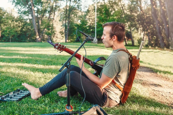 Porträtt Vita Kaukasiska Manlig Musiker Spelar Gitarr Parken Utanför Sommar — Stockfoto
