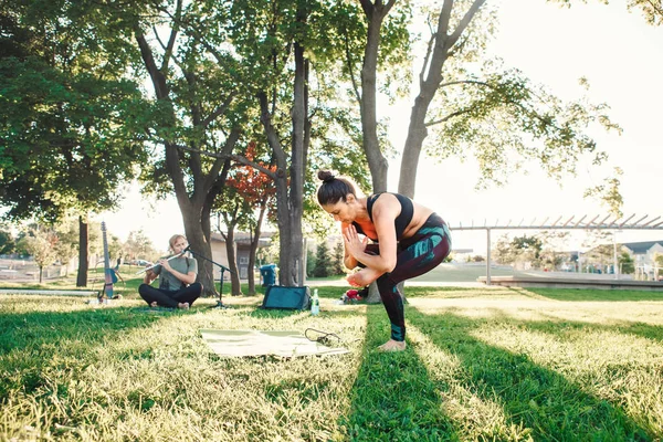 Wanita Paruh Baya Kulit Putih Melakukan Yoga Taman Saat Matahari — Stok Foto