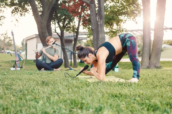 Wanita Paruh Baya Kulit Putih Melakukan Yoga Taman Saat Matahari — Stok Foto