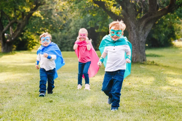 Süper Kahramanlar Sevimli Sevimli Okul Öncesi Beyaz Çocuklar Oynarken Birlikte — Stok fotoğraf
