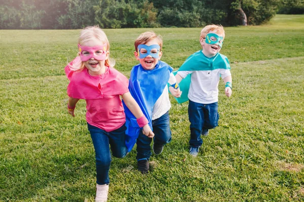 Mignon Adorable Préscolaire Enfants Caucasiens Jouant Superhéros Trois Amis Enfants — Photo