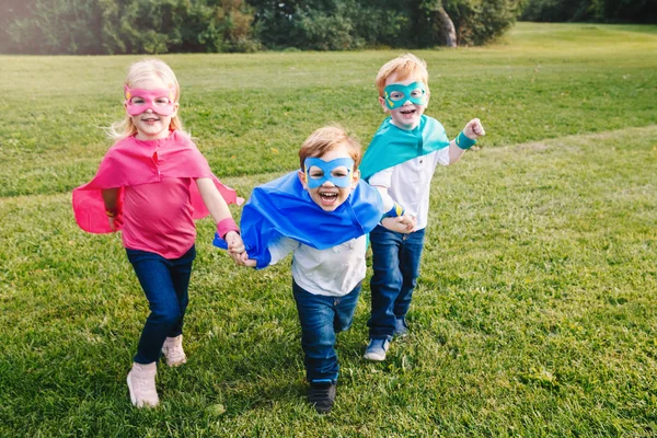 Mignon Adorable Préscolaire Enfants Caucasiens Jouant Superhéros Trois Amis Enfants — Photo