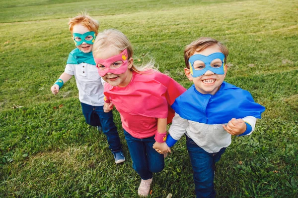 Süper Kahramanlar Sevimli Sevimli Okul Öncesi Beyaz Çocuklar Oynarken Birlikte — Stok fotoğraf