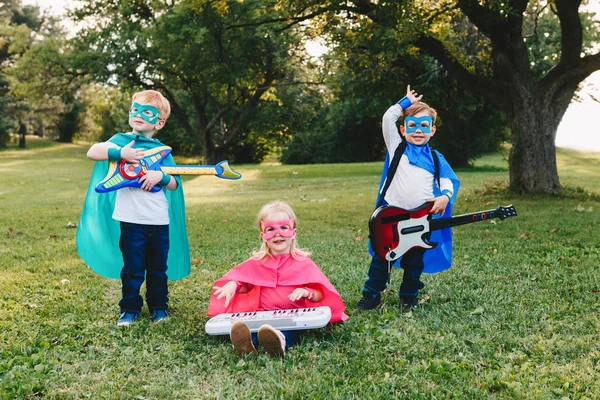 Sevimli Sevimli Okul Öncesi Beyaz Çocuklar Süper Kahramanlar Müzik Oyun — Stok fotoğraf