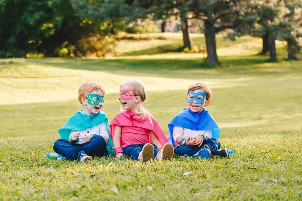 Bambini Caucasici Adorabili Adorabili Svegli Che Giocano Supereroi Tre Amici — Foto Stock