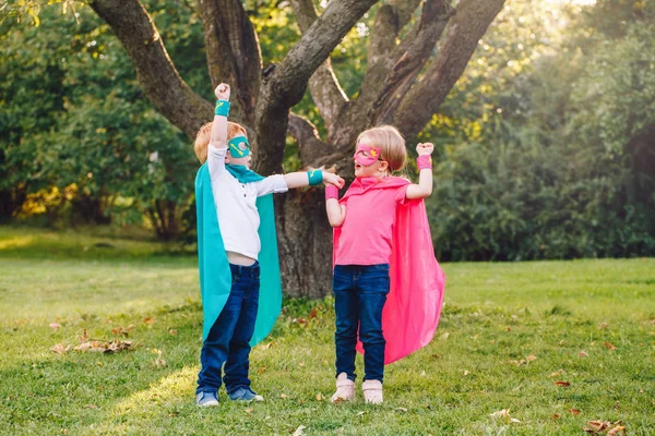 Cute Adorable Kaukaska Dzieci Wieku Przedszkolnym Gry Superbohaterów Dzieci Znajomych — Zdjęcie stockowe