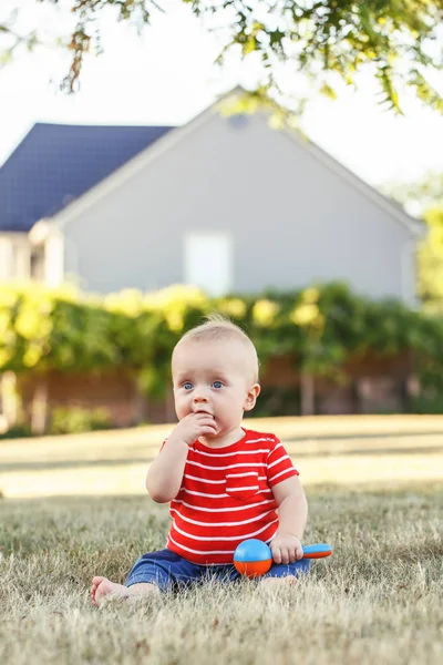 Bonito Menino Caucasiano Pequeno Adorável Shirt Vermelha Calças Sentadas Campo — Fotografia de Stock