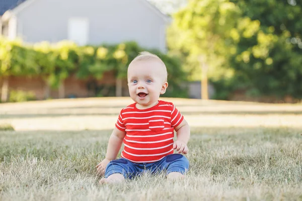 Söt Bedårande Lilla Kaukasiska Baby Boy Röd Shirt Och Byxor — Stockfoto
