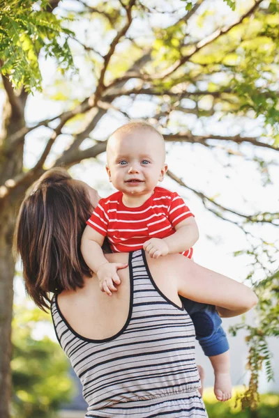 Retrato Grupal Madre Caucásica Con Bebé Niño Camiseta Roja Prado — Foto de Stock