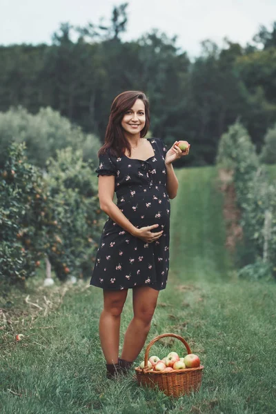 Glückliche Gesunde Schwangerschaft Porträt Einer Schwangeren Jungen Brünetten Kaukasierin Die — Stockfoto