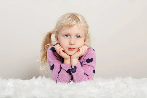 Retrato Cerca Linda Adorable Rubia Blanca Niña Preescolar Caucásica Ropa —  Fotos de Stock