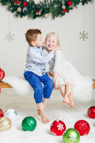 Portrait Enfants Blancs Caucasiens Amis Assis Ensemble Embrassant Célébrant Noël — Photo