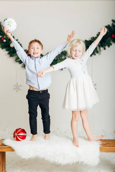 Portrait Enfants Blancs Caucasiens Amis Assis Ensemble Pour Célébrer Noël — Photo