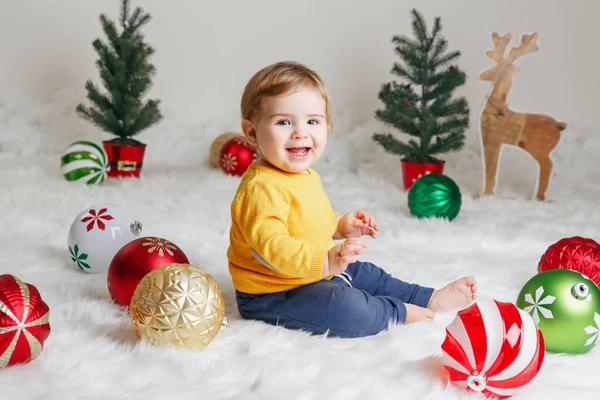 Portrait Bébé Caucasien Pull Jaune Assis Sur Tapis Blanc Moelleux — Photo