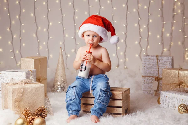 Portrait Enfant Blanc Caucasien Dans Chapeau Père Noël Buvant Lait — Photo