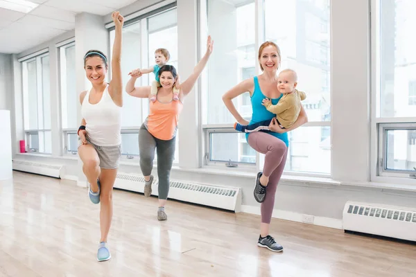 Group Three Young Women Children Doing Workout Gym Class Instructor — Stock Photo, Image