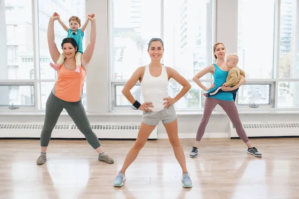 Group Three Young Women Children Doing Workout Gym Class Instructor — Stock Photo, Image