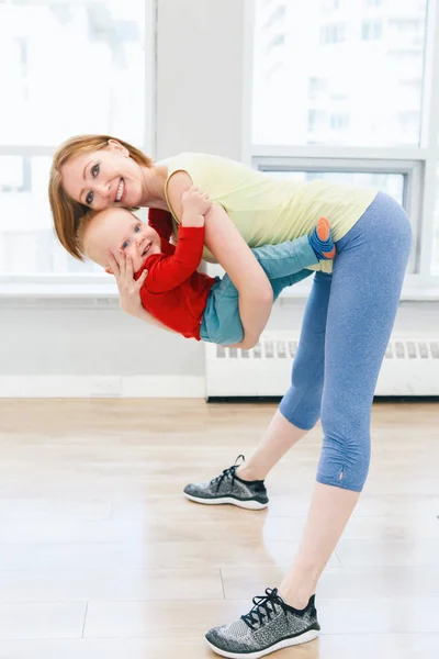 Young Woman Child Doing Workout Gym Class Loose Baby Weight — Stock Photo, Image