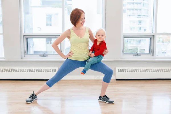 Young Woman Child Doing Workout Gym Class Loose Baby Weight — Stock Photo, Image