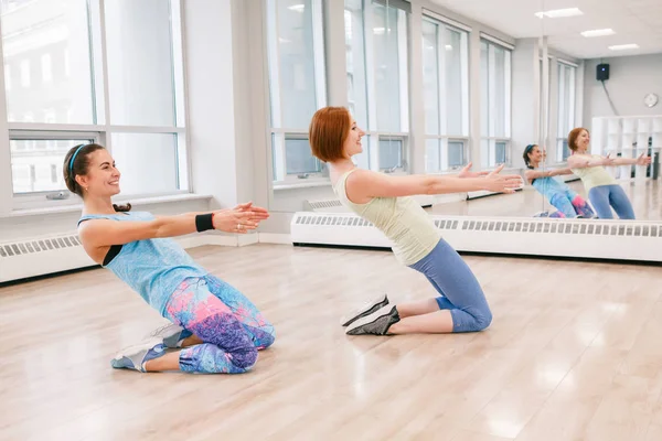 Group Two Young Women Doing Workout Gym Class Indoors Loose — Stock Photo, Image
