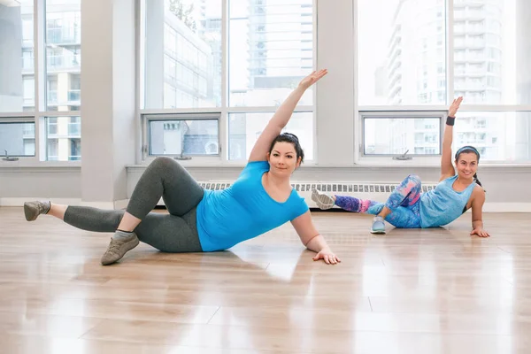 Group Two Young Women Doing Workout Gym Class Indoors Loose — Stock Photo, Image