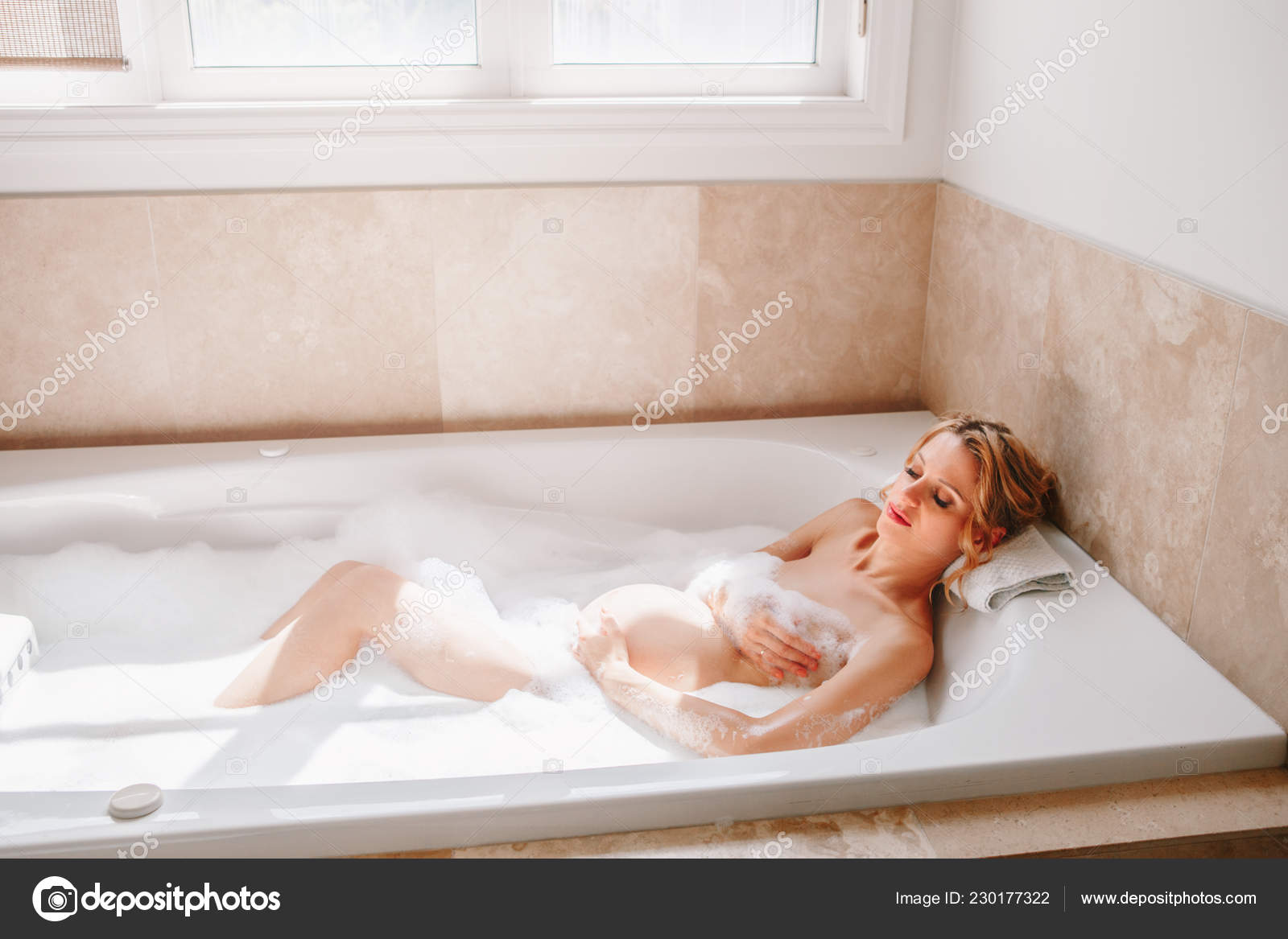 Можно ли греться в ванне при температуре. Девушка в ванне. Клеопатра в ванне с молоком. Оптимальная температура для ванны. Можно ли греться в ванне при температуре.