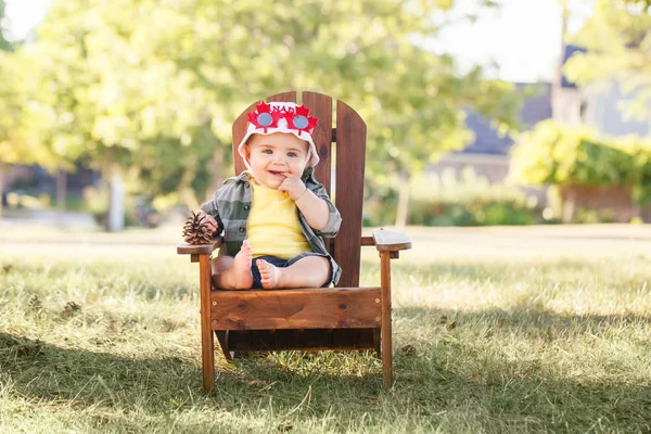 Retrato Pequeño Niño Blanco Caucásico Con Sombrero Con Bandera Canadiense —  Fotos de Stock