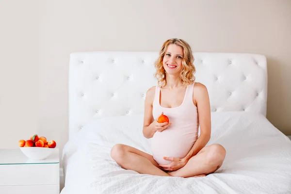 Retrato Mujer Embarazada Rubia Blanca Blanca Sonriente Sosteniendo Fruta Dulce — Foto de Stock