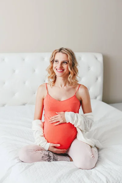 Retrato Mujer Embarazada Rubia Blanca Blanca Sonriente Tocando Vientre Esperando — Foto de Stock