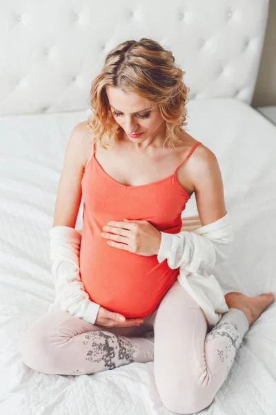 Retrato Mujer Embarazada Rubia Blanca Blanca Sonriente Tocando Vientre Esperando — Foto de Stock