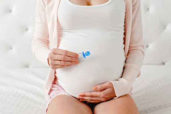 Primer Plano Blanco Caucásico Vientre Mujer Embarazada Con Lindo Chupete — Foto de Stock