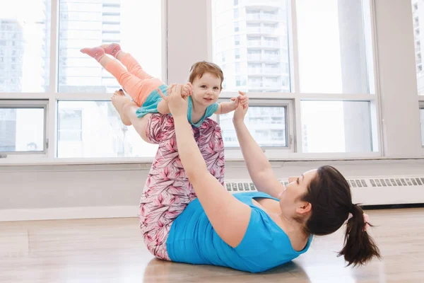 Young Woman Child Daughter Doing Workout Gym Class Loose Baby — Stock Photo, Image