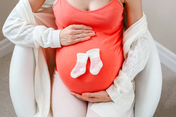 Vientre Mujer Blanca Caucásica Embarazada Con Bonitos Calcetines Recién Nacidos Fotos De Stock