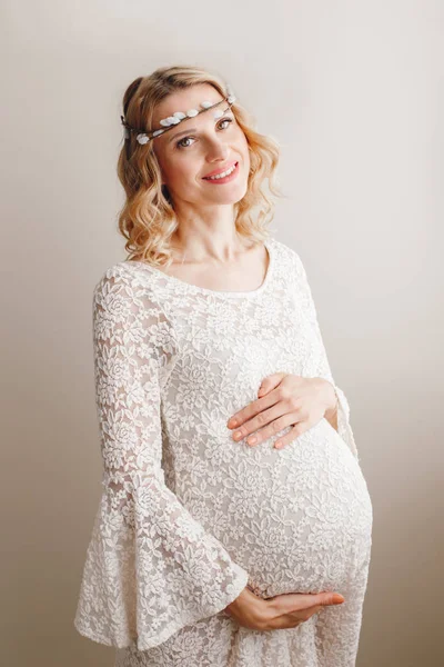 Retrato Mujer Embarazada Rubia Blanca Caucásica Sonriente Vestido Encaje Blanco Imagen De Stock