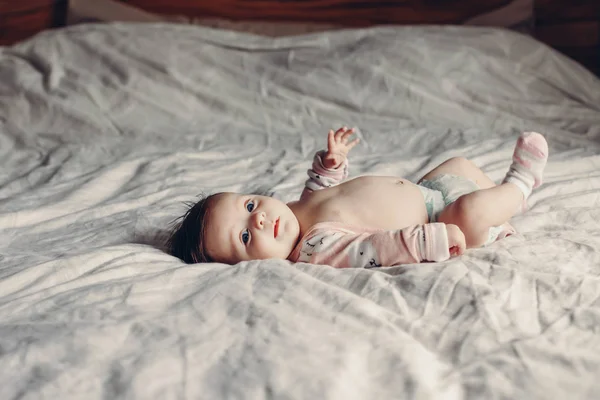 귀여운 스러운 신생아 기저귀를 침실에서 침대에 누워의 초상화 생활입니다 필터와 — 스톡 사진