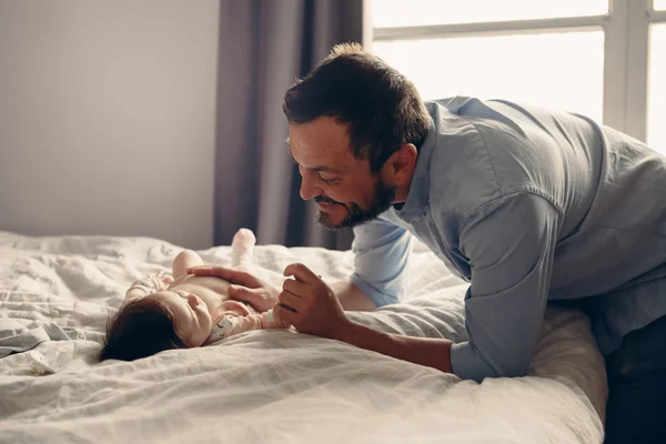 Portret Van Middelbare Leeftijd Kaukasische Vader Praten Met Pasgeboren Baby — Stockfoto