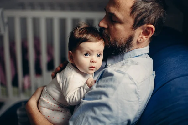 Retrato Padre Caucásico Mediana Edad Abrazando Besando Bebé Recién Nacido —  Fotos de Stock