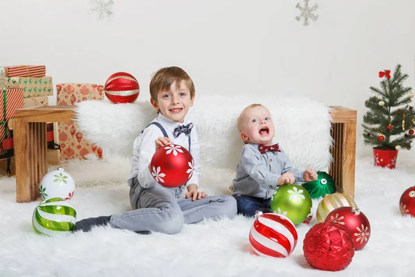 Portrait Enfants Blancs Caucasiens Frères Assis Ensemble Près Banc Bois — Photo