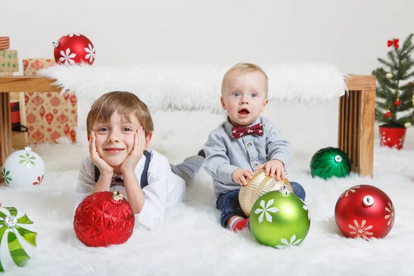 Portrait Enfants Blancs Caucasiens Frères Couchés Ensemble Sous Banc Bois — Photo