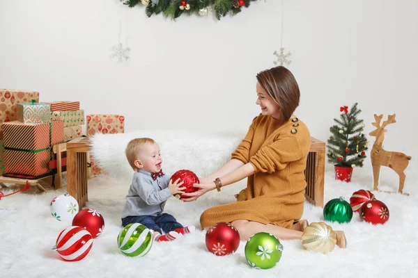 Mère Blanche Caucasienne Avec Bébé Boysitting Ensemble Près Banc Bois — Photo