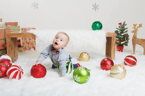 Portret Van Kaukasische Kind Baby Blauw Grijs Shirt Spijkerbroek Witte — Stockfoto