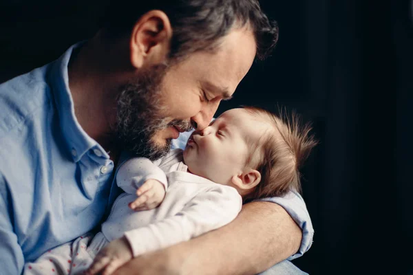 중년의 수염을 아버지가 신생아를 껴안고 입맞춤하는 자녀를 방식은 부드러운 순간을 스톡 사진