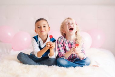 Grup portresi kalp yeme iki mutlu beyaz beyaz sevimli sevimli komik çocuk lolipop şeklinde. Sevgililer günü kutlama kız ve erkek. Sevgi, dostluk ve eğlenceli. Sonsuza kadar en iyi arkadaş.