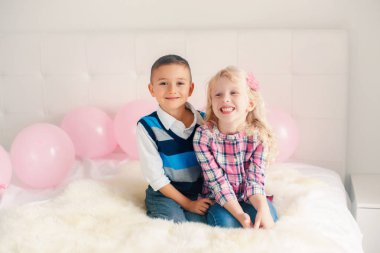 İki beyaz beyaz sevimli sevimli komik çocuk gülmek gülümseyen mutlu portre. Erkek ve kız birbirlerine sarılma. Sevgi, dostluk ve eğlenceli. Sevgililer günü tatil kutlaması.